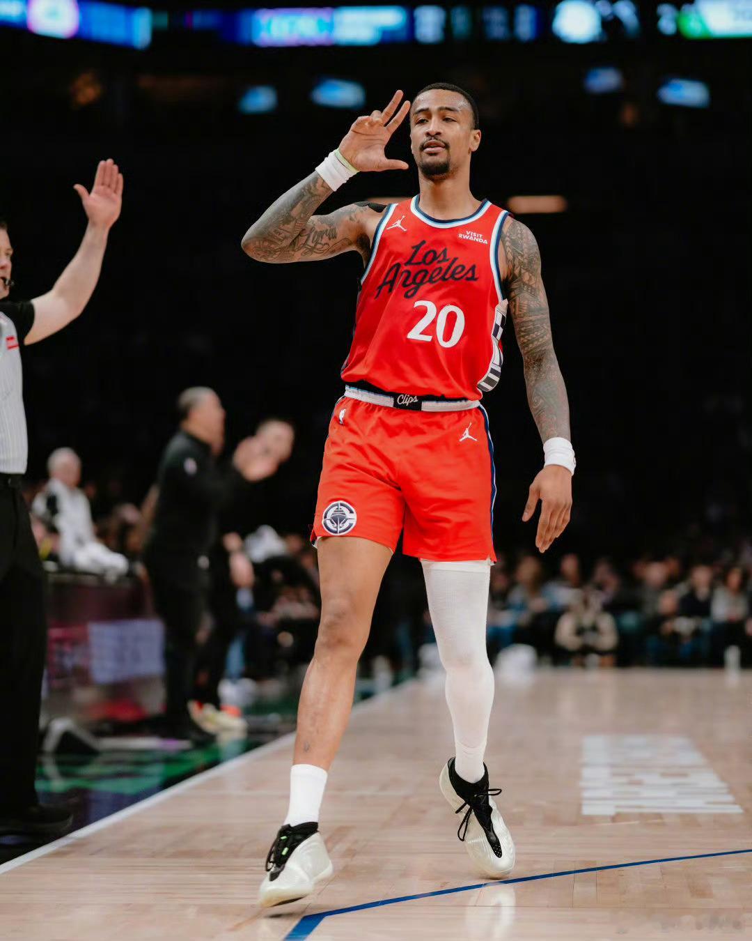 真投出来了！约翰-科林斯本场比赛首发上场29分钟，全场9投6中，三分3中3得到1