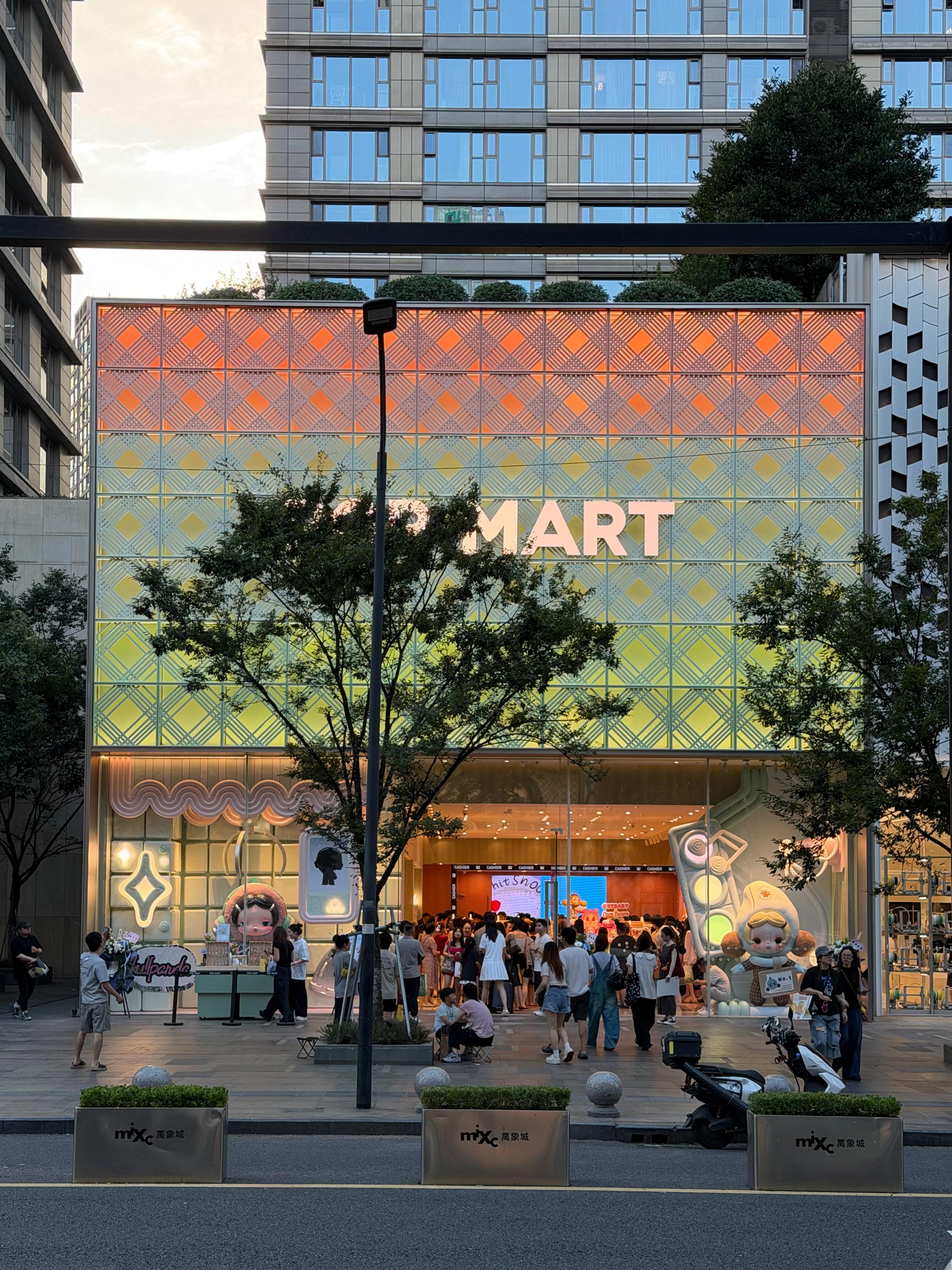 杭州万象城POP MART旗舰店开业POP MART在杭州万象城Apple隔壁拿
