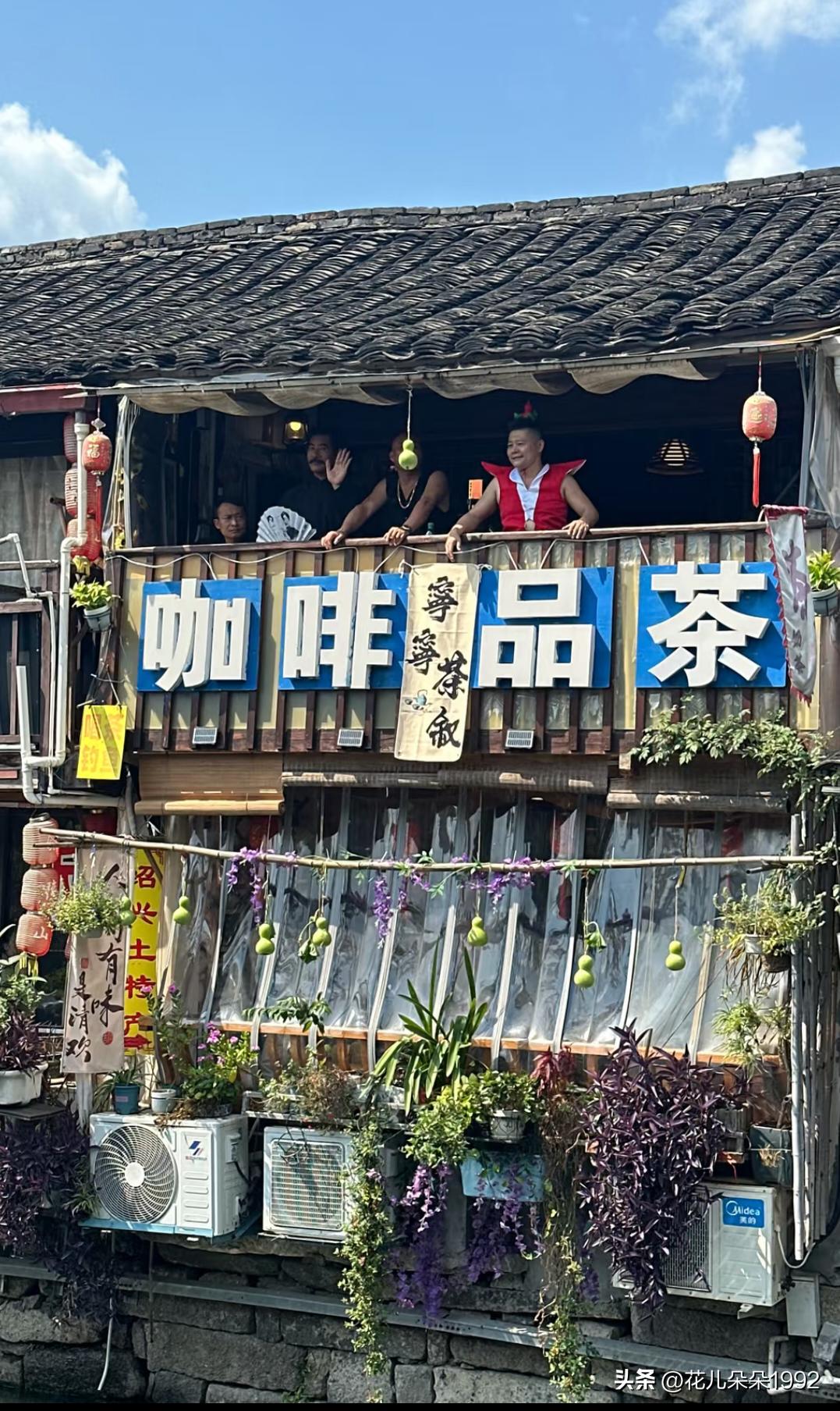 这下好，鲁迅和葫芦娃大娃同时出来了，蛇精还时不时来凑个热闹，这是什么画风？
  
