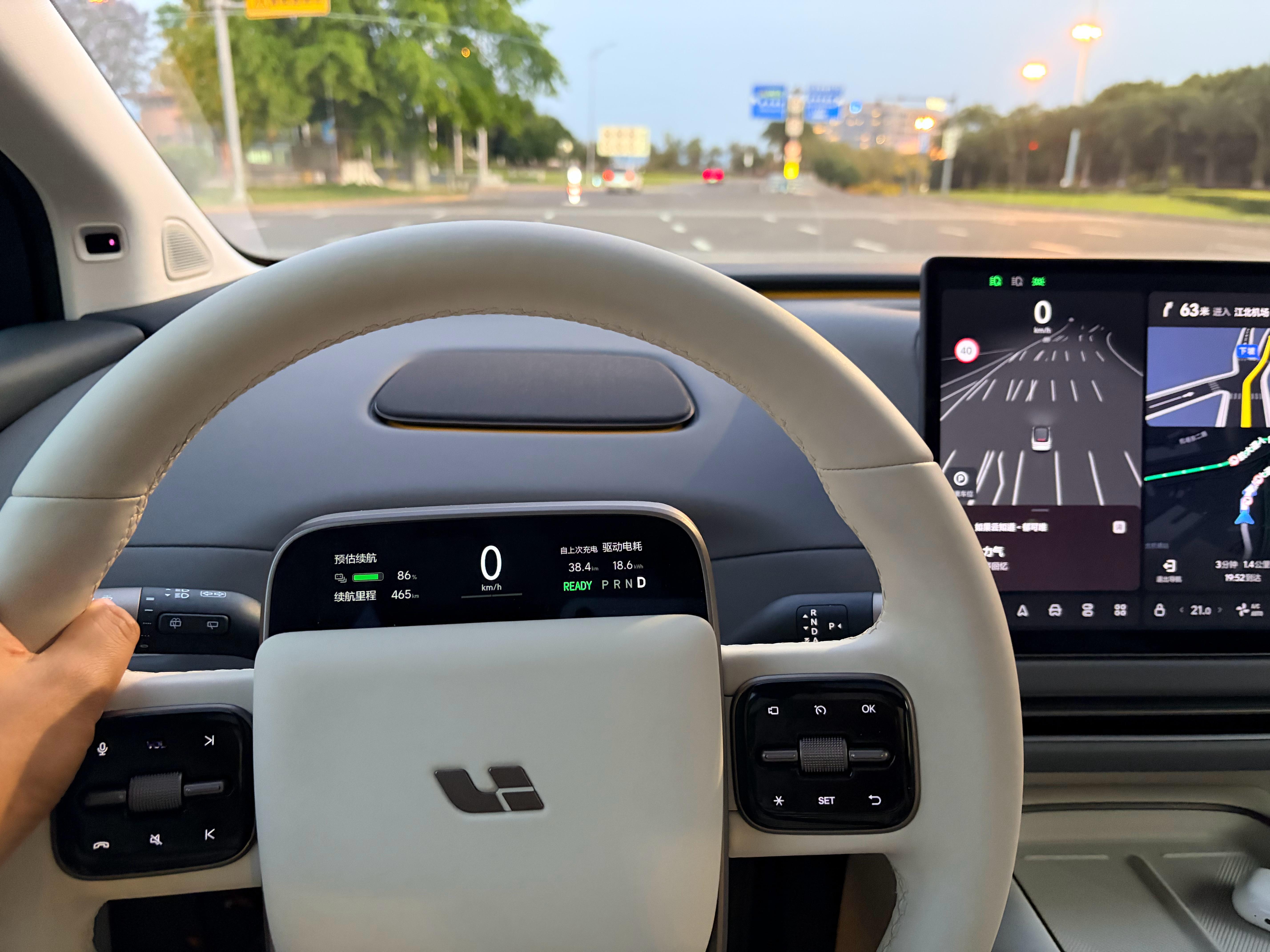 回家在机场开上 i8，其实也不错哈，就是不知道为什么以前听歌音量开 30% 就够