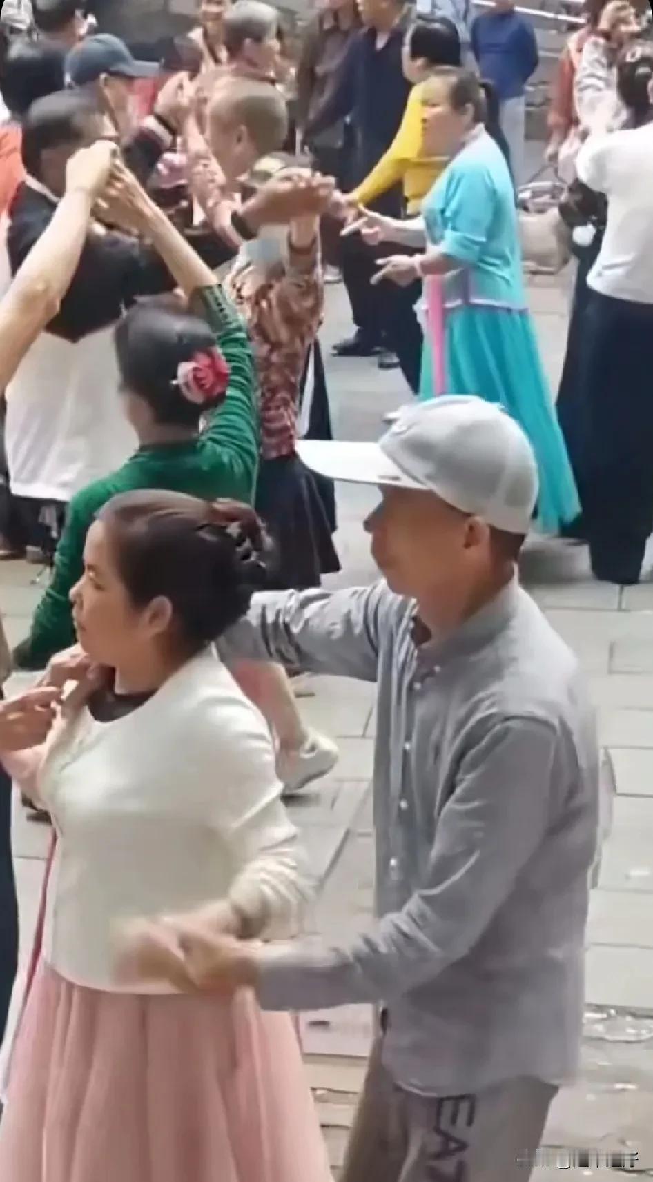 容祖儿演唱的《不如跳舞》是这样的:
你正在说着甚么我很模糊
只有好音乐让我听得清