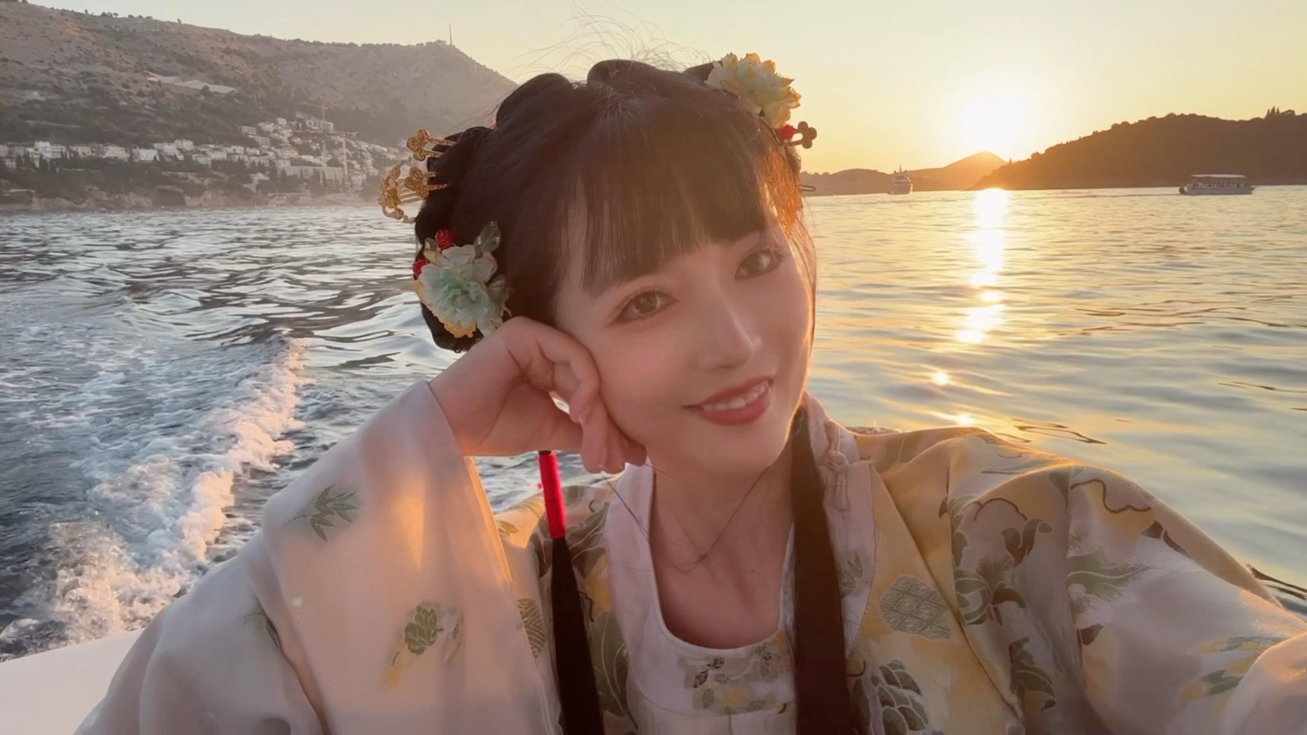 妈妈您不用担心，我会穿着汉服在亚得里亚海 上看日落。