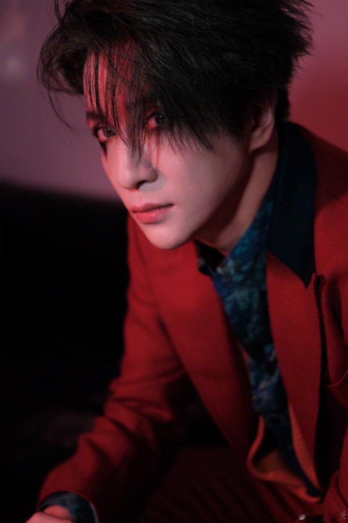 薛之谦裤子崩了烤肠表示很无辜！薛之谦你就算不吃烤肠，裤子该崩还是会崩的哈哈薛之谦