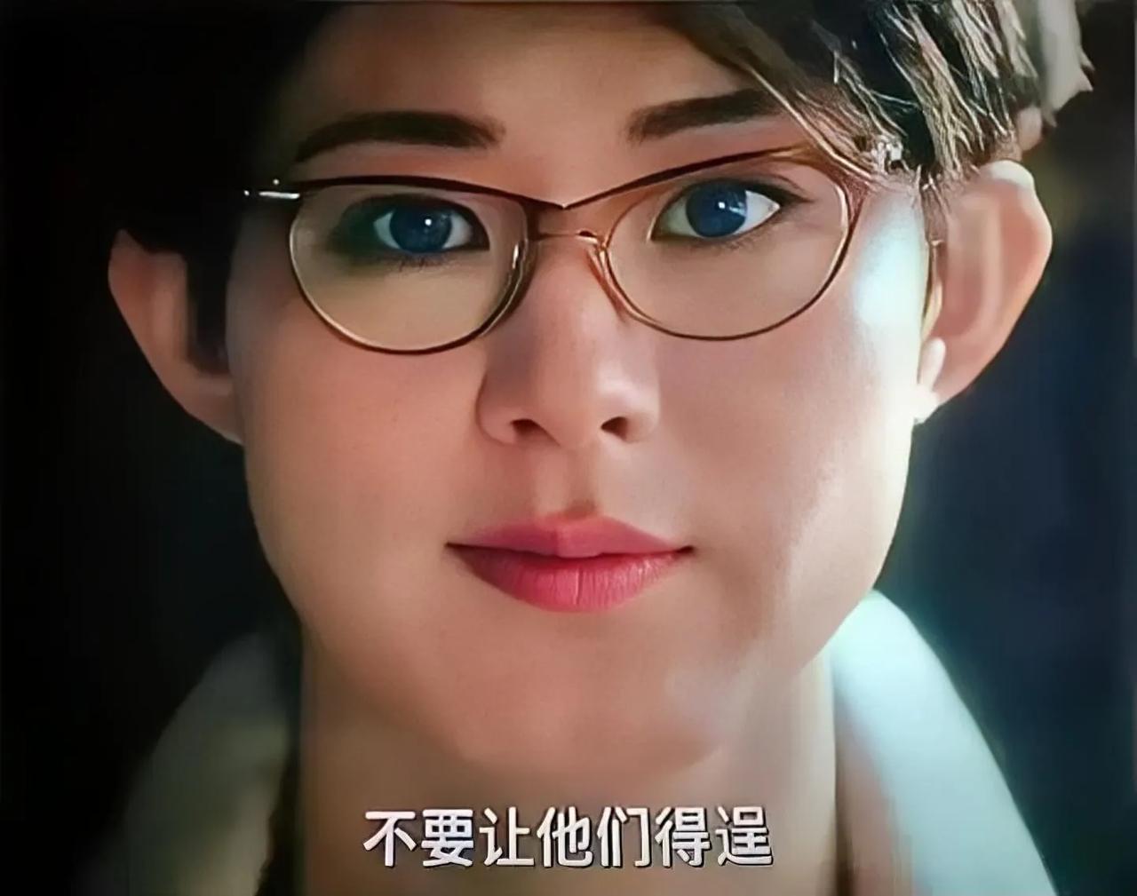 赵丽颖眼睛，是图片这样的吗？感觉不像呢？这图片P了吧，本人挺漂亮可爱的。她是演员