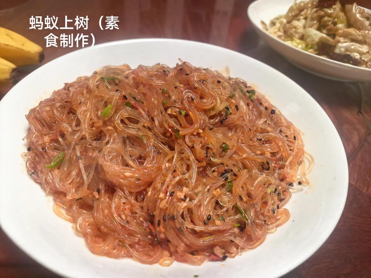 昨天教徒弟他们做三款川味菜品：蚂蚁上树、炝莲花白、花仁拌豆干。由于他们全是吃素食