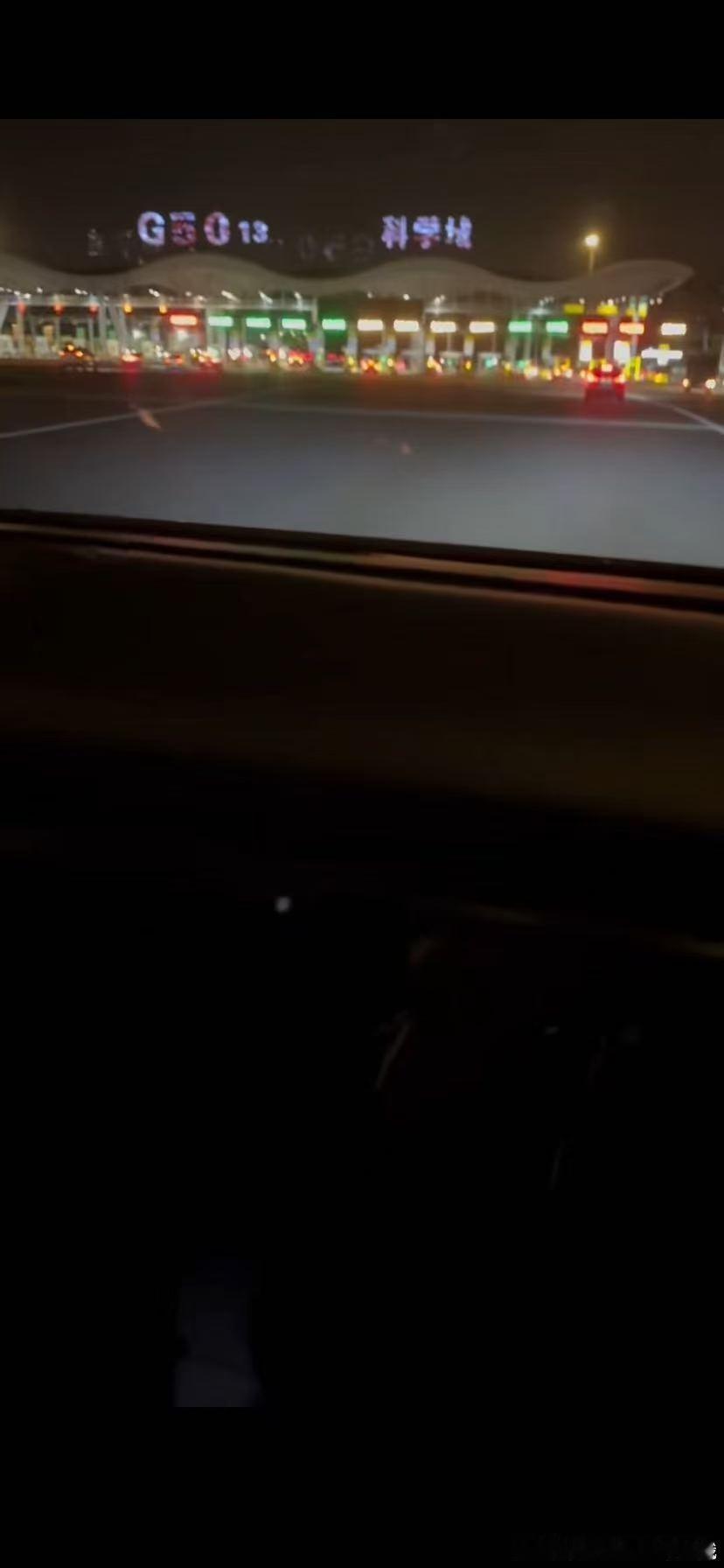 首批享五一出行福利的人已抵达 趁着福利解锁五一旅途，第一批出行游客顺利到站，带着