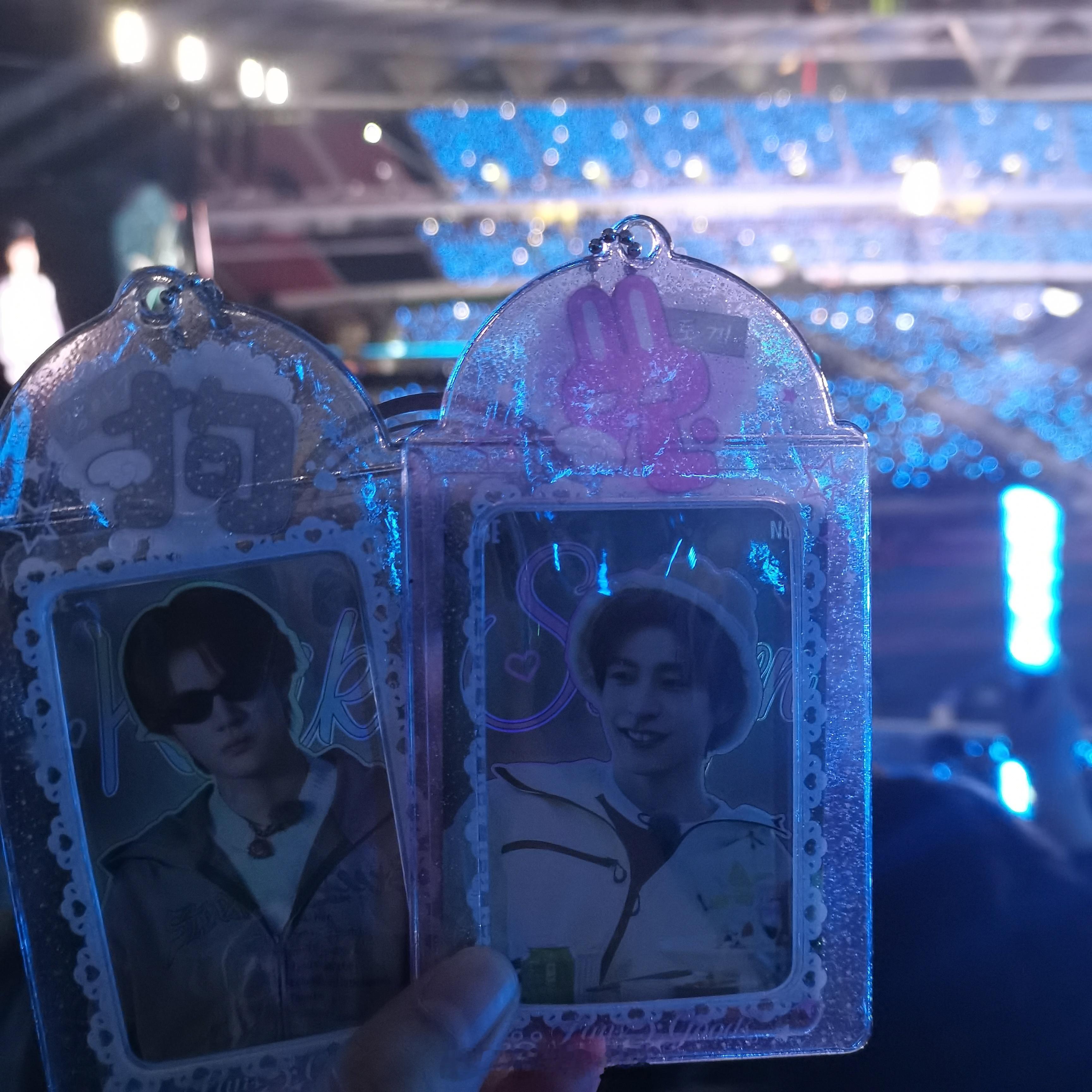 表面上是看演唱会实际上是拼手速拍照 