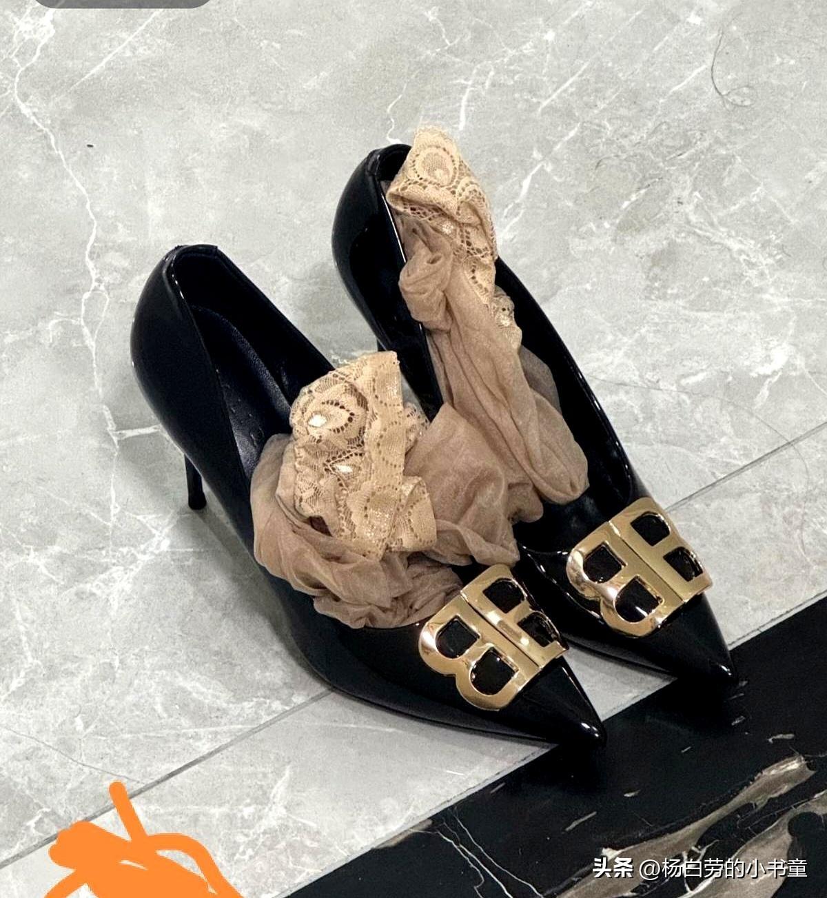 老婆回家天天这样的把鞋子袜子一摆
老公看到了会什么反应？
我个人是看不得这样的摆