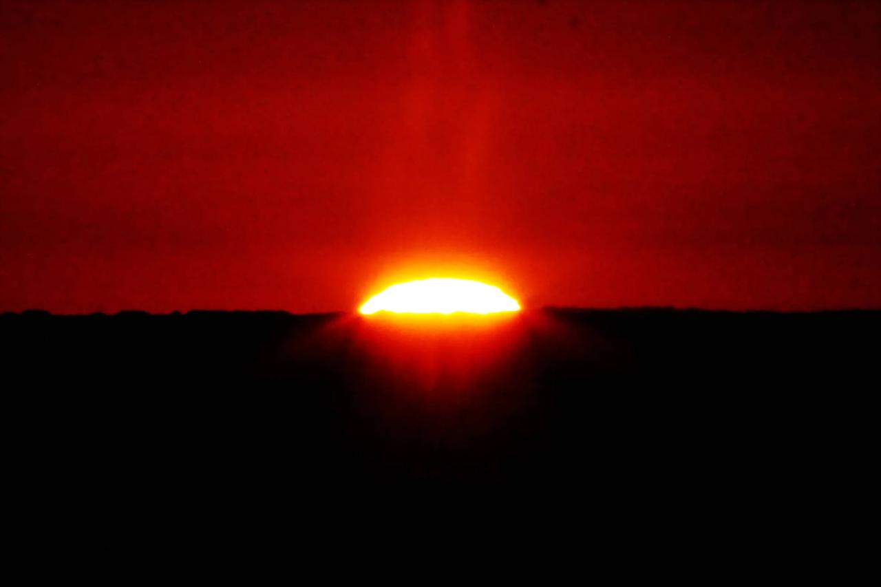 #秋日生活打卡季#
#一张图片证明你来过内蒙#

【居延海看日出】2024111