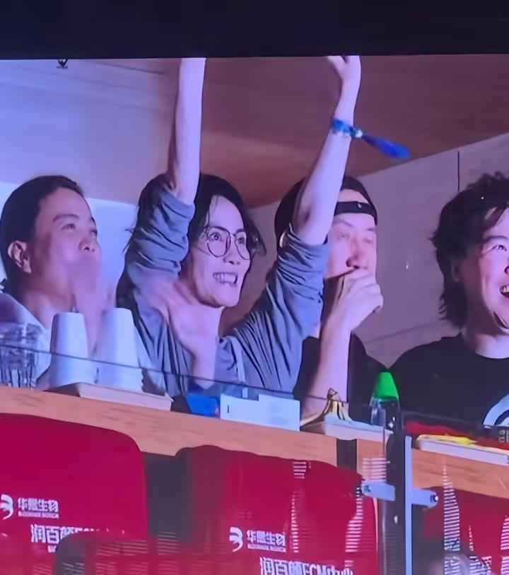 只有菲迷才会懂的一刻。不轻易出来的菲也去看了闺蜜的演唱会王菲