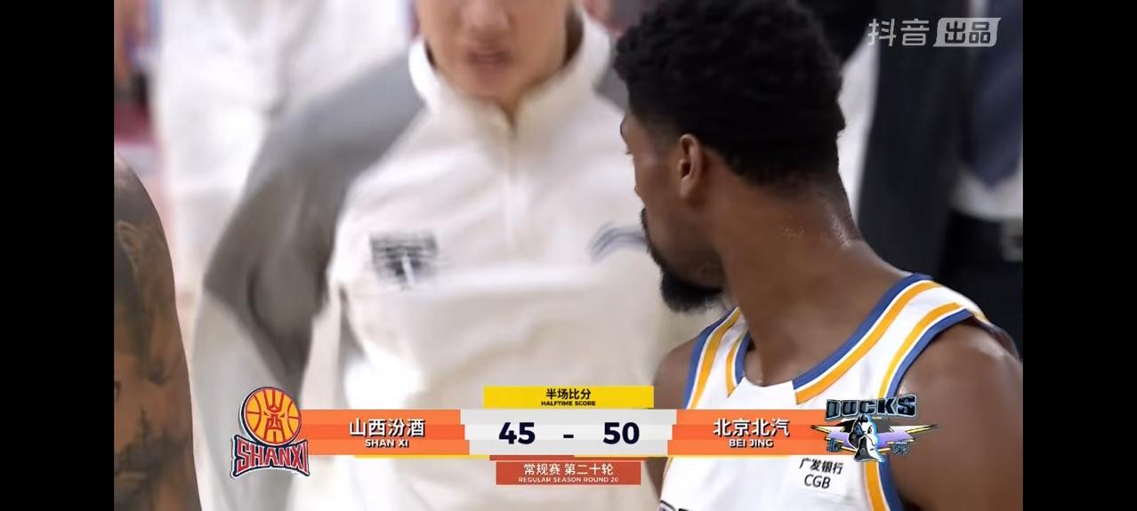 北京北汽客场打出强硬一战，上半场凭借陈盈骏、雷蒙、贝利的出色发挥，以50：45领