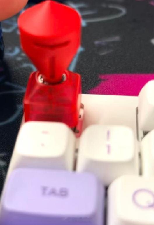 还是产出了😂网友晒出从阿米洛店铺购买的陀螺键帽！此前这款键帽推出时，爆料人称T