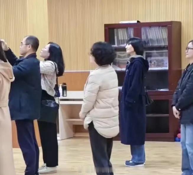 袁泉给女儿开家长会明星褪去光环，也是平凡生活的一部分，袁泉真是好妈妈典范！ 女儿