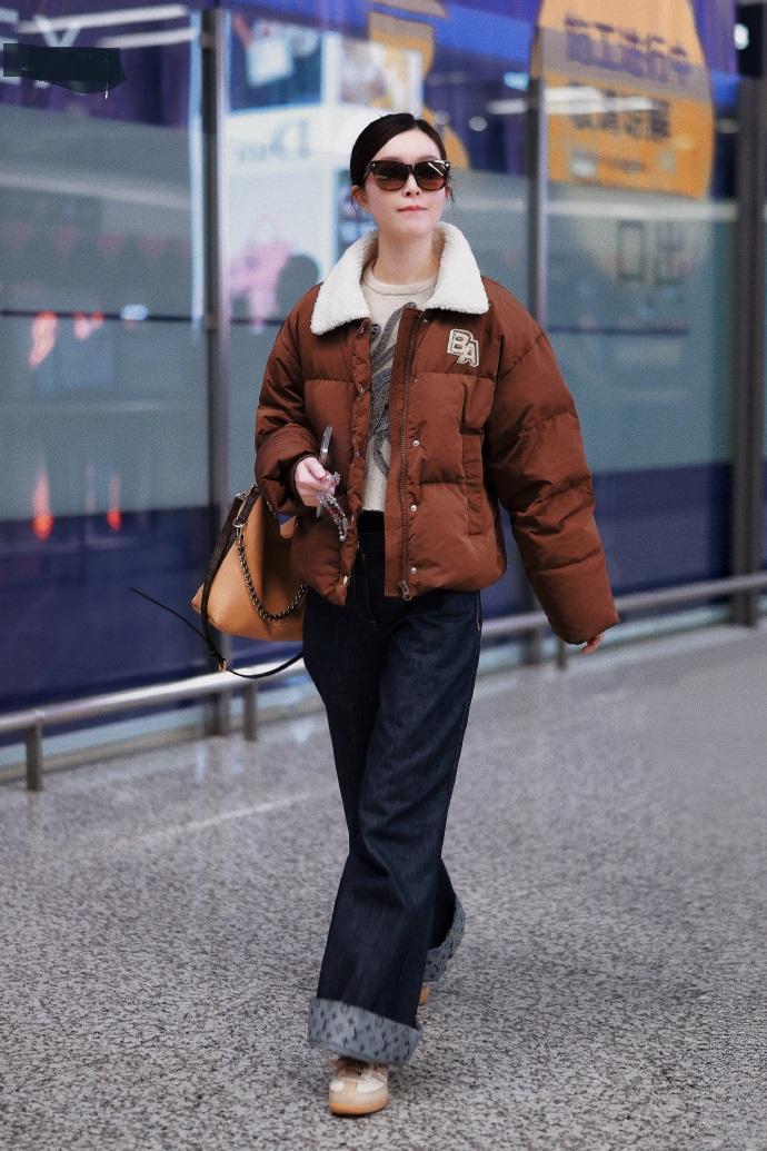 今天文咏珊现身上海机场，她这回搭配的很有潮流时尚之美，看上去年轻又迷人。

文咏