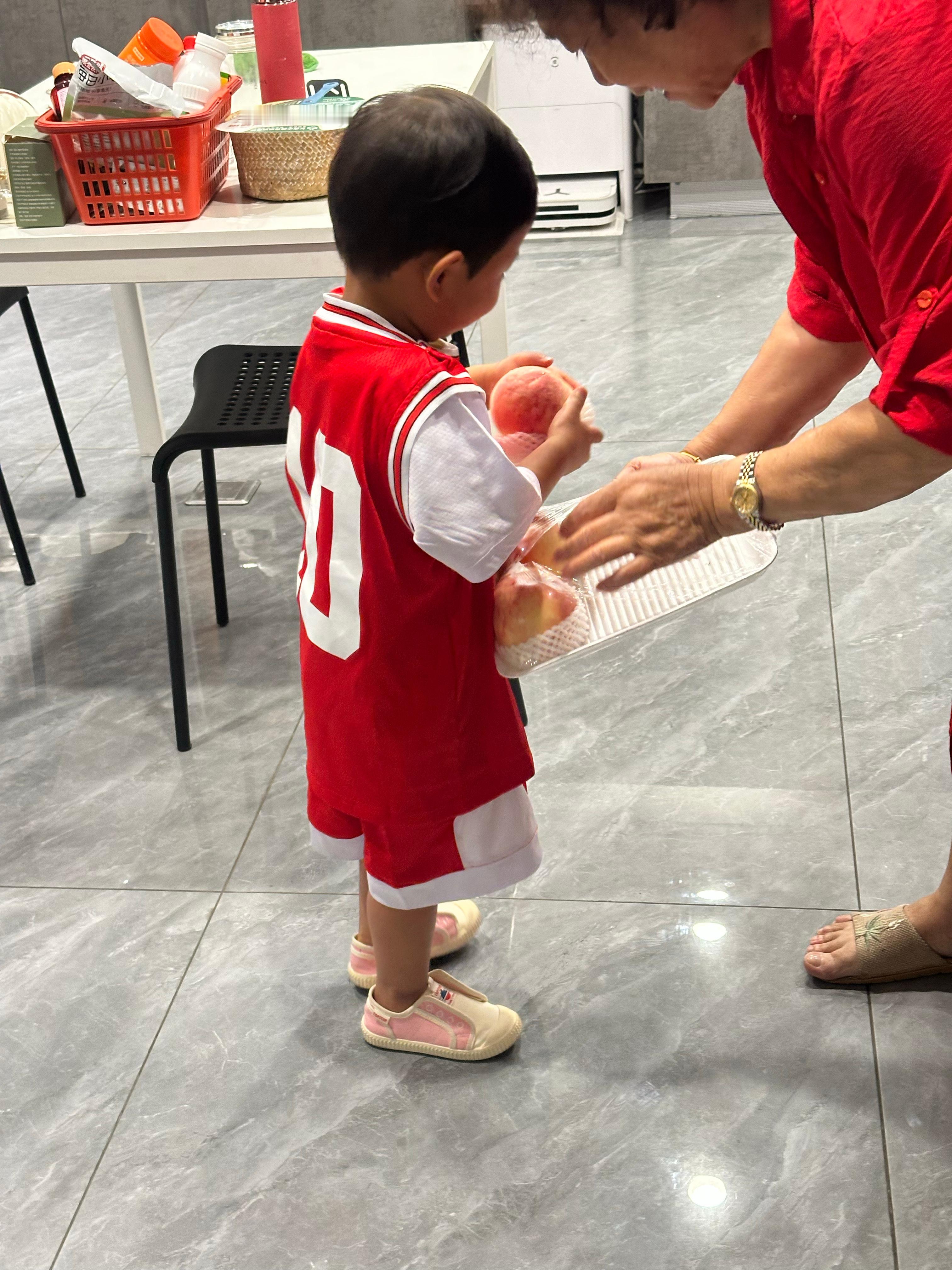 游玩泳都换完衣服了，去爷爷奶奶家非要再套上球服，说要给爷爷奶奶看看自己的球服