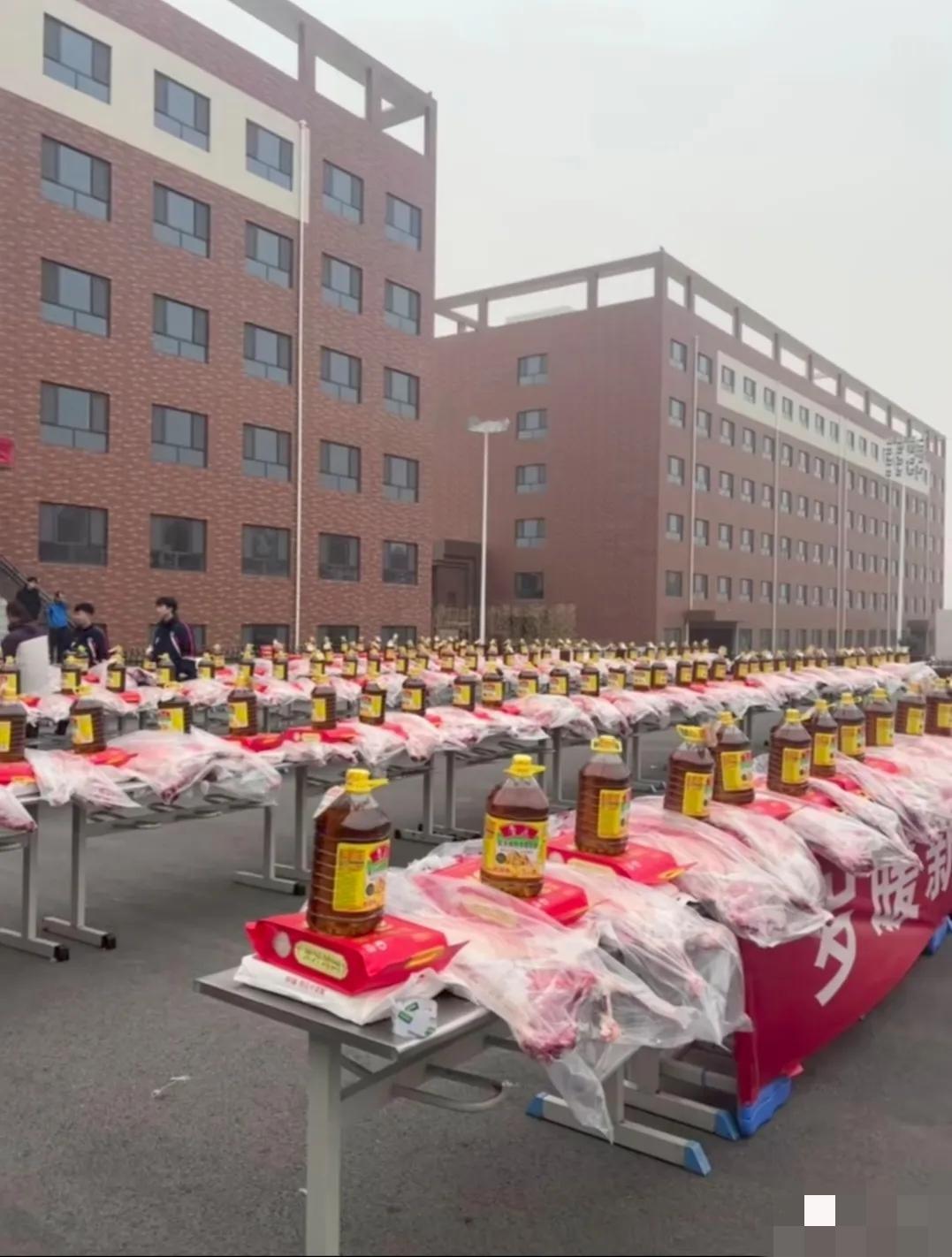 寒假即将开始，又马上要过年了，看看学校给老师发了些啥？细细一看，有一桶油，半只羊