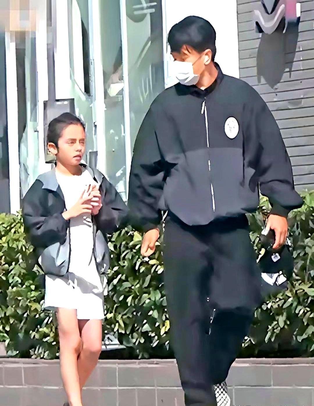 基因的显化，是一场不动声色的洗牌。
 
几年前，四五岁的小糯米被镜头捕捉时，舆论