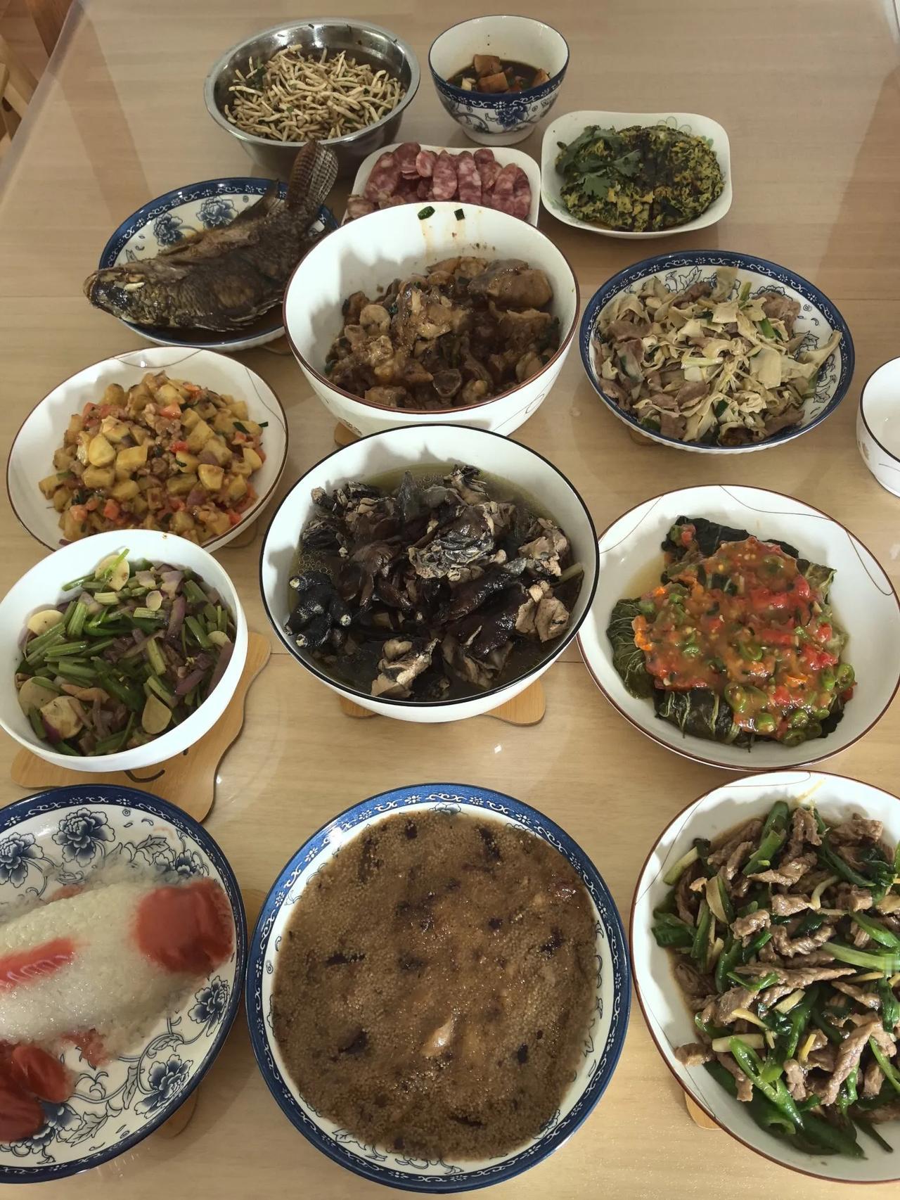 不需要，现在的日子平常也是过年，想吃啥买啥都有都方便，过年超市和菜市场都有卖各种