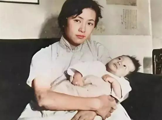 1932年，28岁的林徽因刚生下二儿子梁从诫不久，在家中抱着孩子的照片。

“从