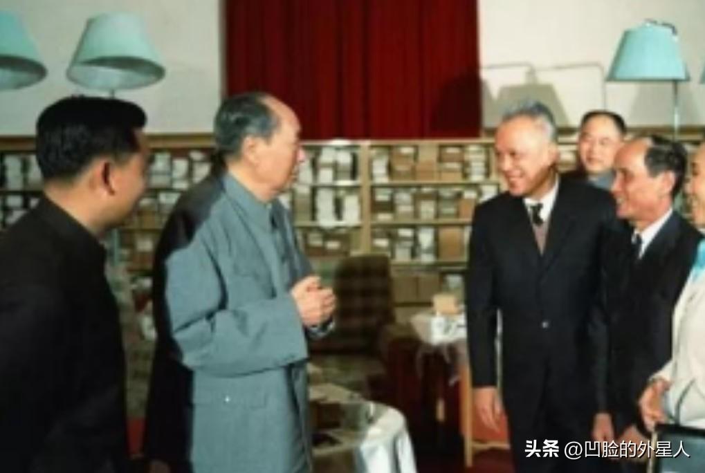 1973年，毛主席说要从军队中选出一名副主席，周总理毫不犹豫说出一个人的名字，毛