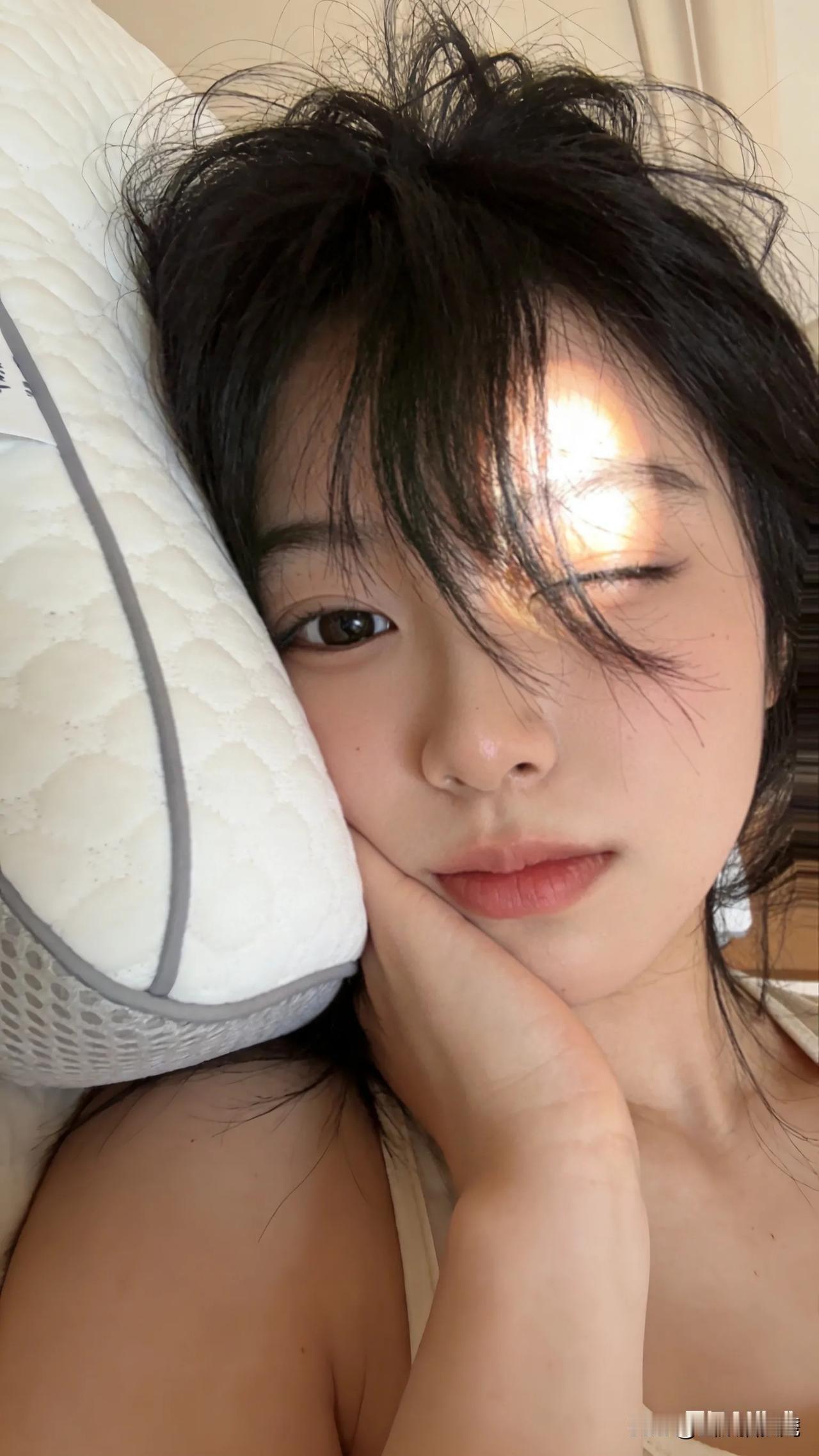 把青春留给了喜欢的人
把日子留给了靠谱的人
可心里还是念叨着，真的想
在你的世界