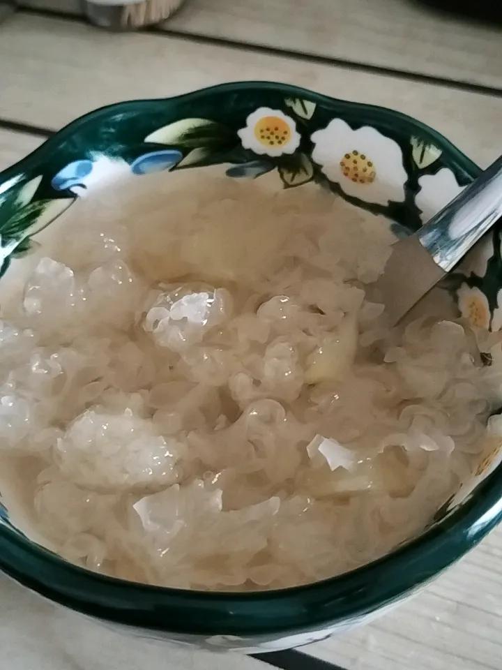 挣不了大钱，我们节约着来，自己煮的甜汤。