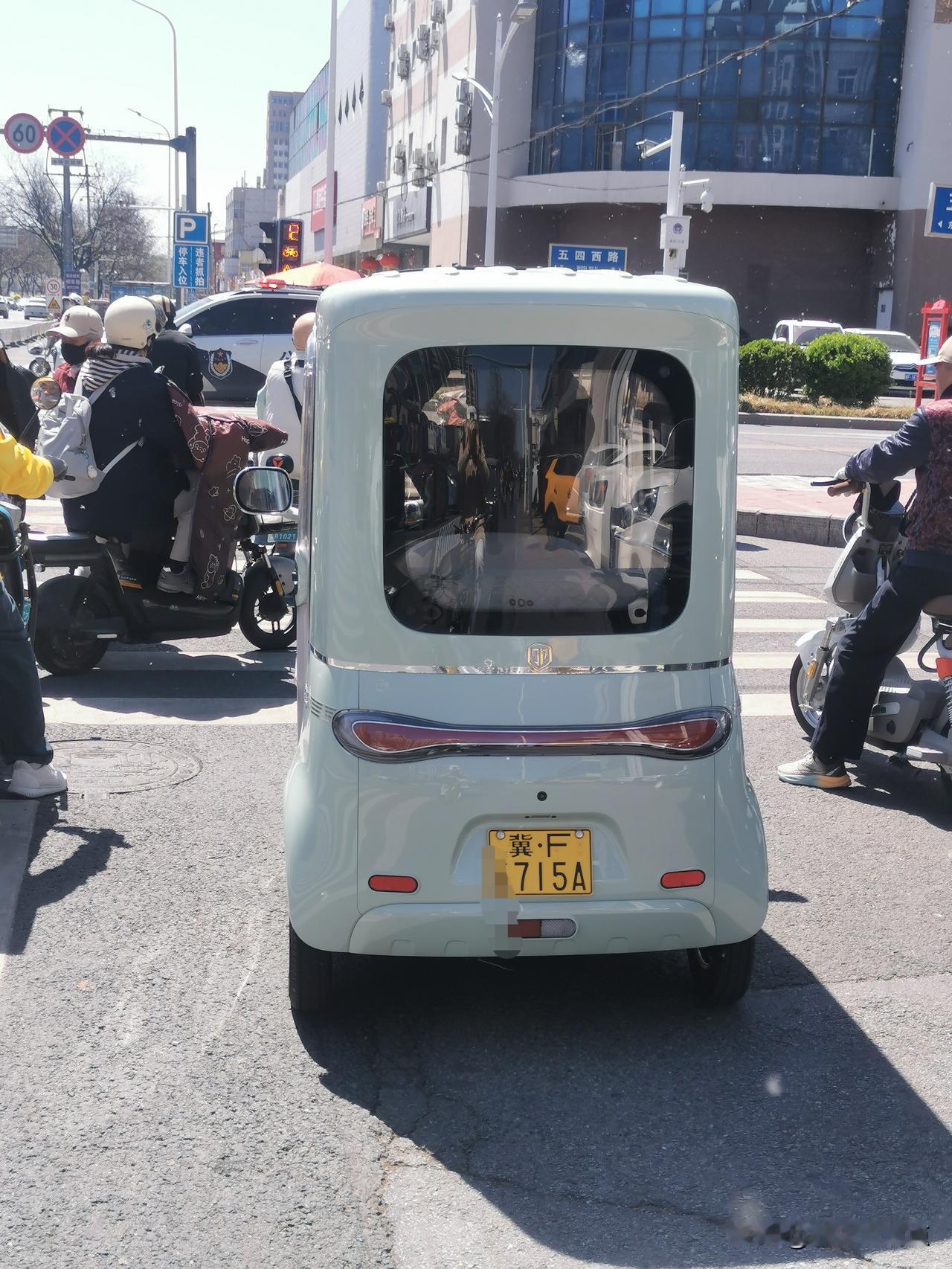 老头乐挂上了机动车的牌照，在保定市的街头啊，还真不多见！
今天（4月10日）上午