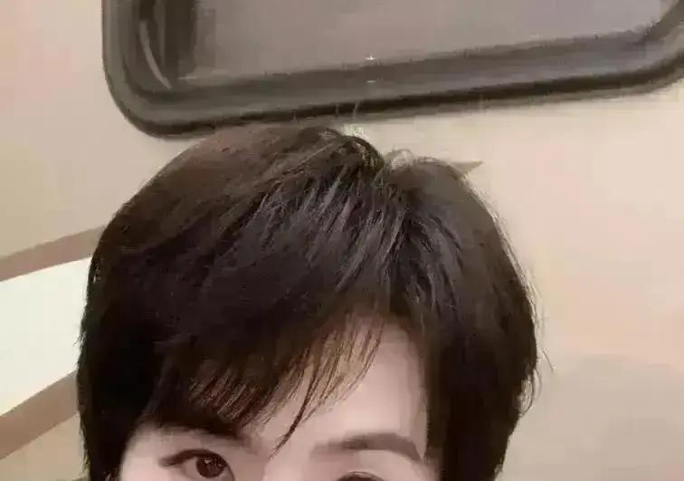 20吨冰，一天省下4000块
 
横店热到42℃，空调车开一天烧掉五千。姚安娜剧