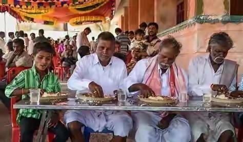 记者：请问，三哥三嫂为什么吃饭的时候，都只用右手吃饭？难道他们没有左撇子吗？
路