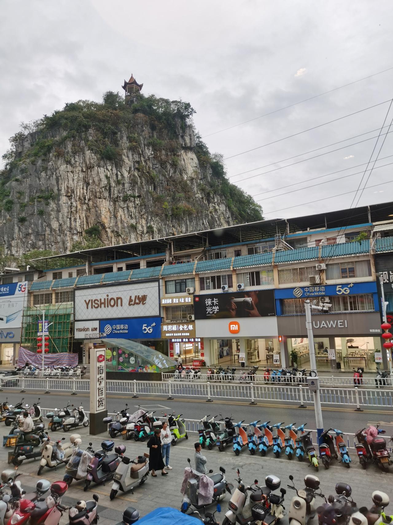 一个人枯坐，也不知道在等什么，贺州也到了要穿外套的季节