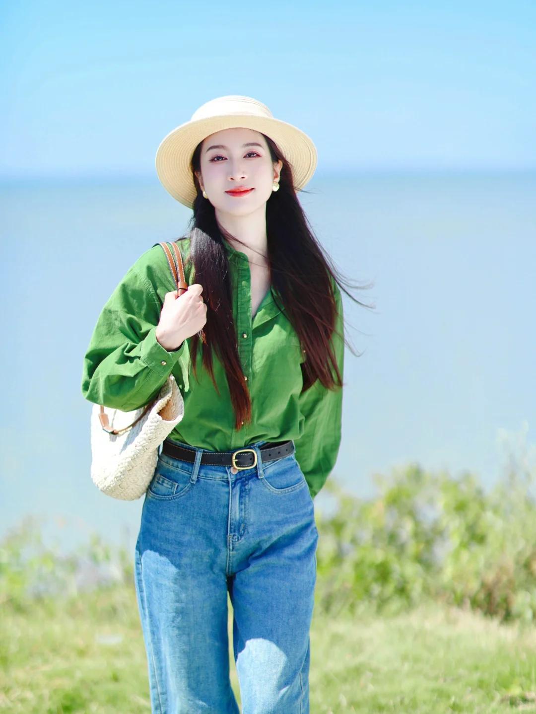 #夏日生活打卡季#夏日清新出行，一抹草绿衬衫点亮好心情🌿！搭配经典蓝色牛仔裤，