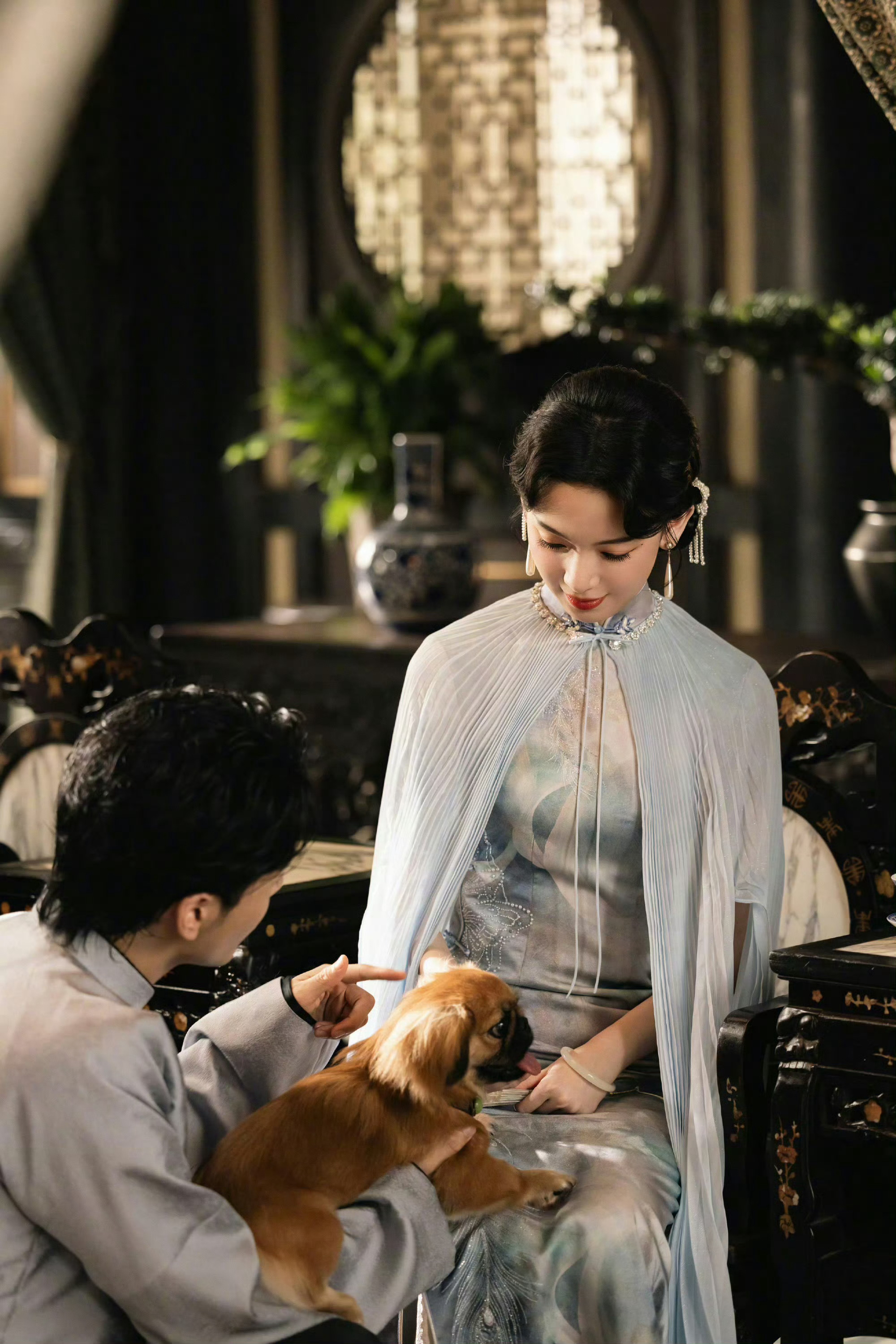 陈瑶看曾舜晞抱狗这一幕🐶这画面也太有爱了吧～一人一狗岁月静好的感觉，连空气都变
