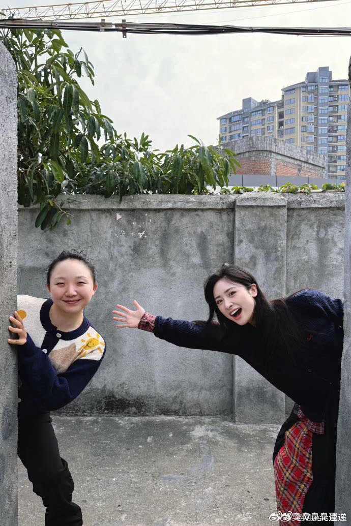 李嘉琦沈月闺蜜穿搭李嘉琦沈月闺蜜装纵观整季桃花坞片段，李嘉琦与沈月已经多次解锁同