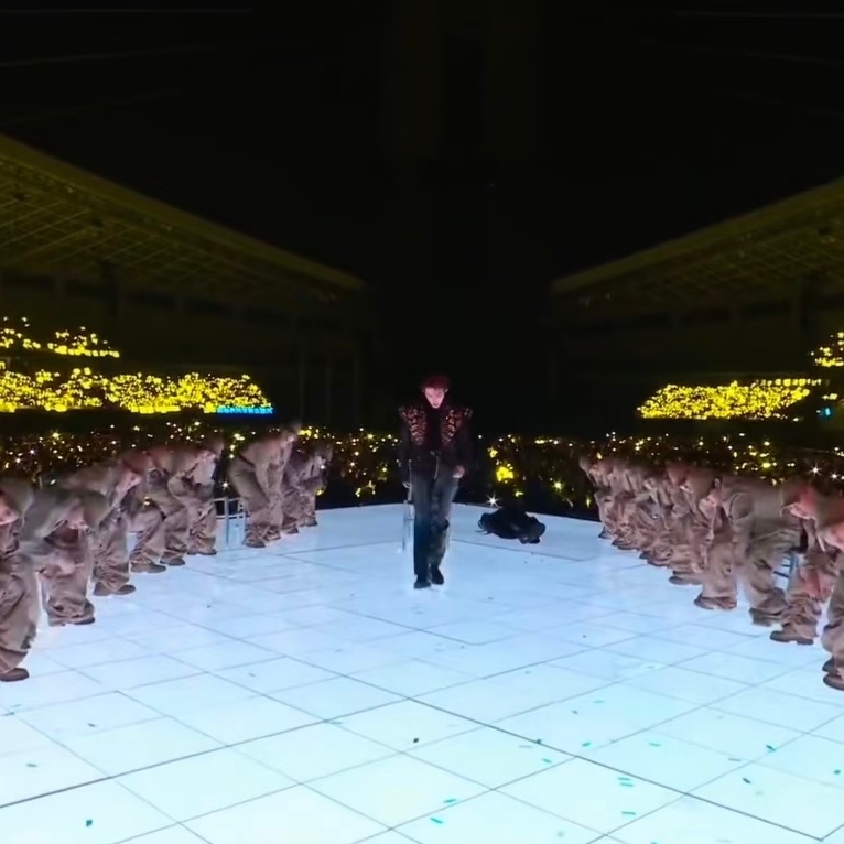 檀健次说只能唱一句再唱就要版权谁还不知道檀健次把拼盘颁奖典礼搞成自己的演唱会了，