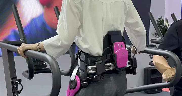 外骨骼机器人向消费级市场拓展，傲鲨智能张华：未来它将像手机一样普及