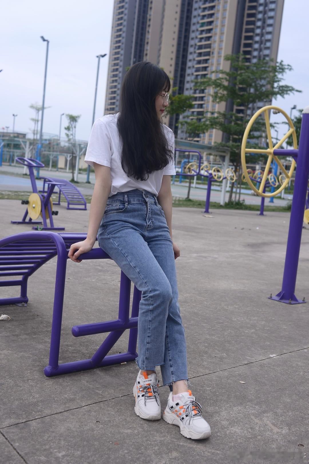 牛仔裤运动鞋，女大生的标配～ ​​​