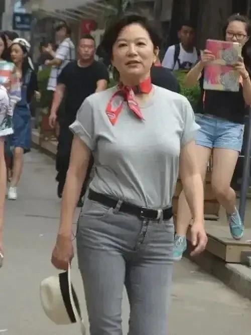 岁月留下了什么？
女神最终还是变成了路人，上了年纪再美的人也归于平凡。