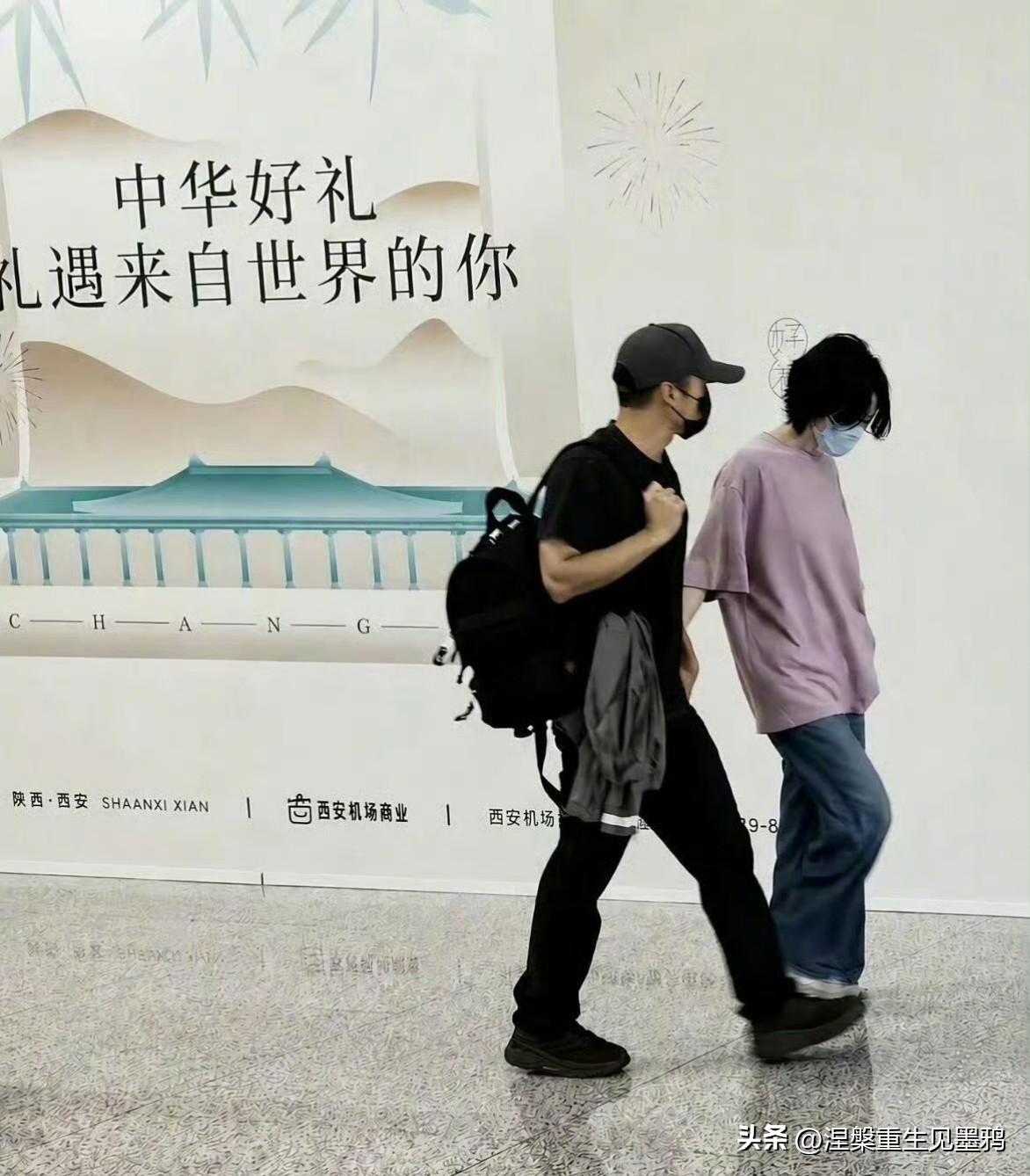 一首《执迷不悔》照进现实，王菲谢霆锋机场十指相扣牵手的背影是他们走了二十多年的浪