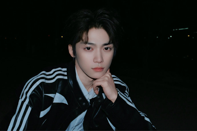 梓渝黑皮衣coolboy 梓渝黑皮衣coolboy，今日份的酷感小梓渝上线啦，是