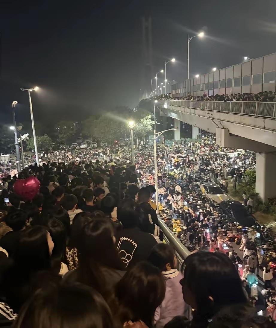 明年不来了
已安全回到家，今年的没啥意思!
​跨年夜挤到怀疑人生！现场全是人头，