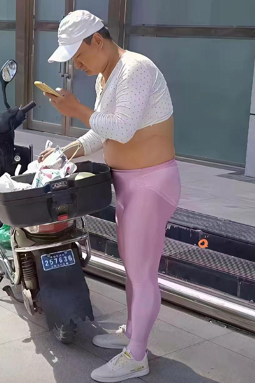 街头偶遇一位大哥，这身穿搭属实把我看懵了！

说实话我实在欣赏不来，很难理解这种