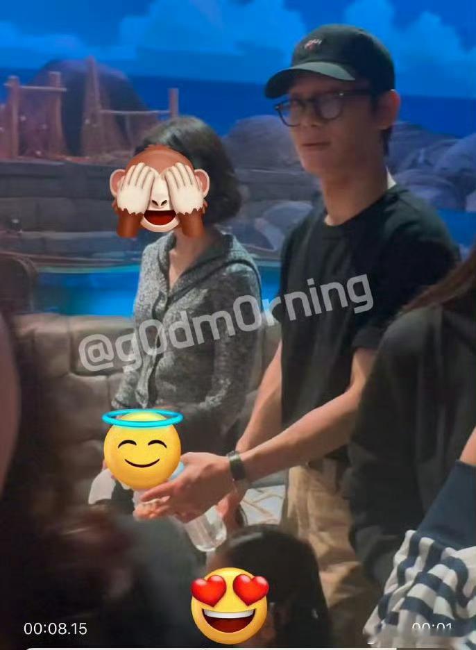金钟大陪老婆和两个女儿出游 偶遇金钟大陪老婆和两个女儿出游，一家人好幸福。 ​​