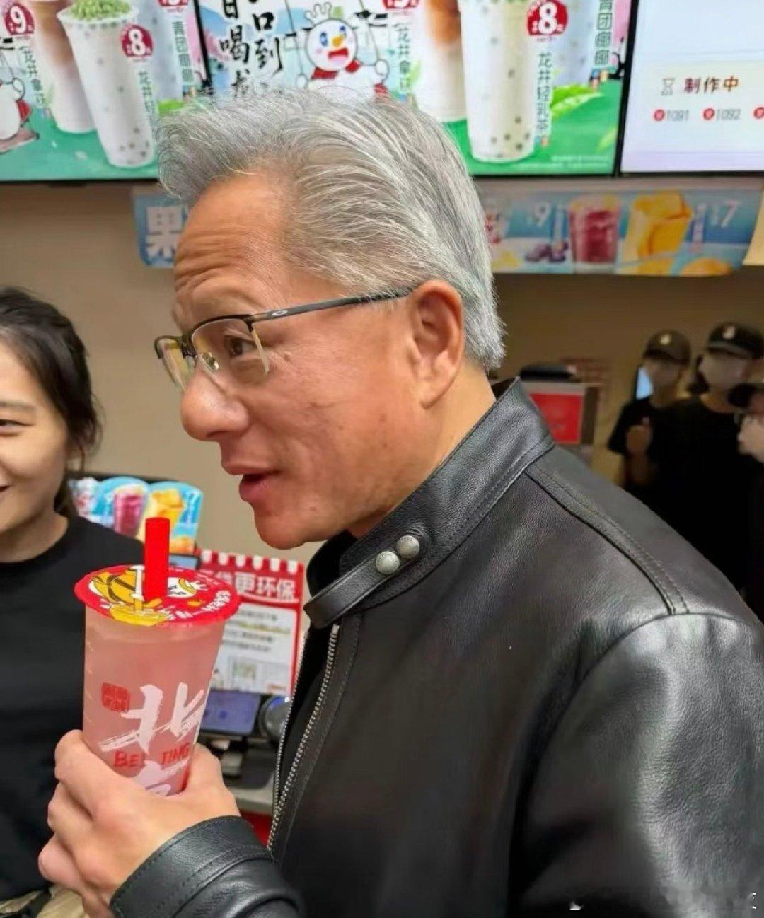 黄仁勋现身北京街头美国记者喝北京豆汁的表情蜜雪冰城接到英伟达订单了！AI第一概念