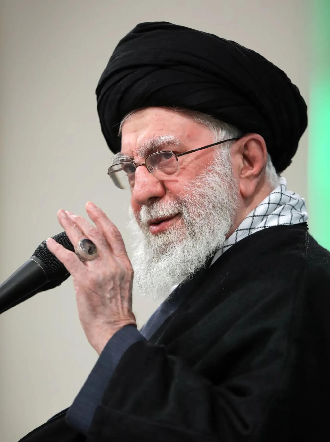 以身殉道。
当敌人对准自己的子民，作为领袖他一家人不躲不藏，视死如归。
告诉自己