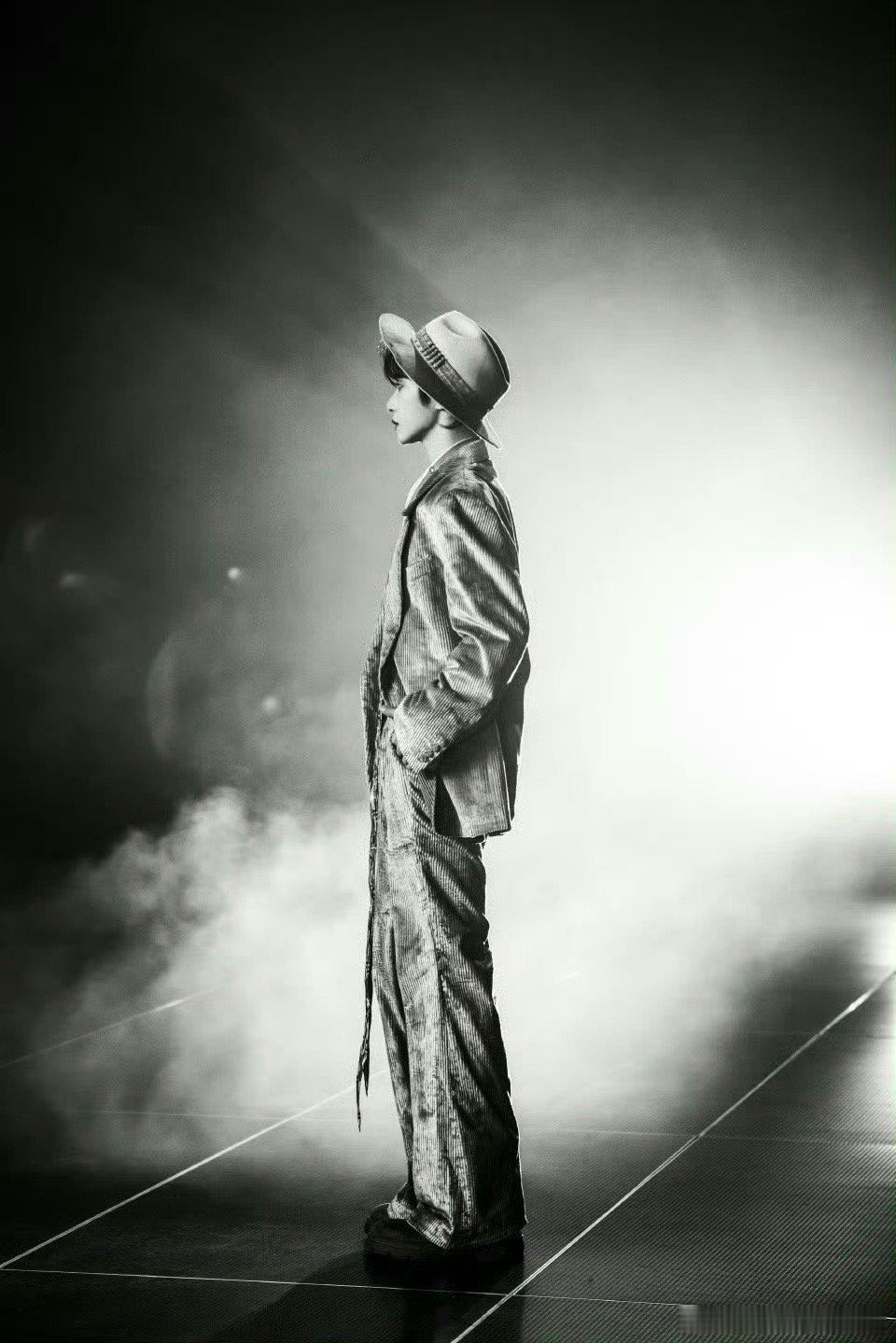 刘宇这回不仅养眼还养耳  从浅米礼帽到焦糖套装，每一处细节都写着“精致”。歌声响