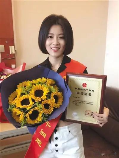 浙江一28岁女孩无偿捐献骨髓，救了一名15岁白血病男孩。没想到，男孩康复后找到她