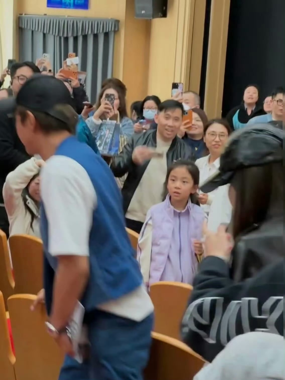 angelababy邓超参加陈赫话剧真的是梦回跑男了，这一刻太幸福了