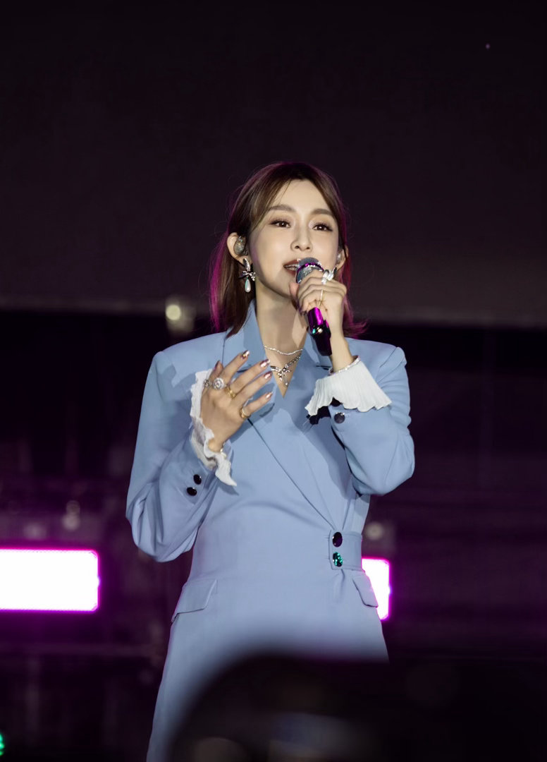 希林娜依高把范玮琪当范伟整主咖和Ta的朋友们 节目里有人拿希林娜依高开涮，说她只