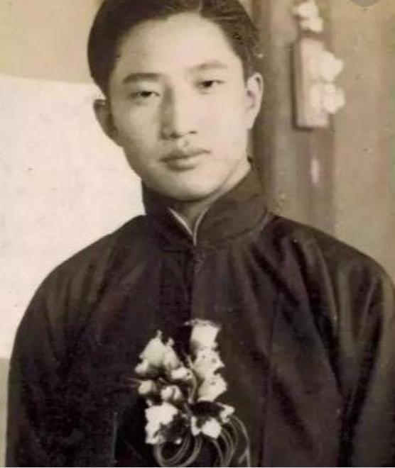 1949年，代号“608”的地下党，因唯一的交通员病逝，和党组织失联。这时，他想