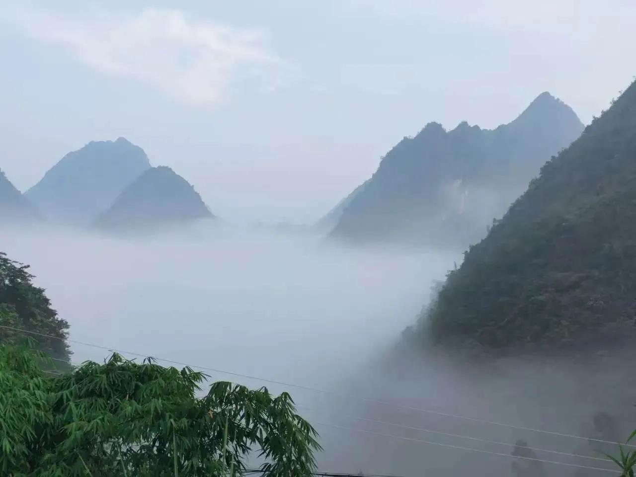 轻数鬓边年华，漫染几度人间。
　　星坠野，月沉渊，凭栏肝胆诉流年，霜满鬓，泪阑干